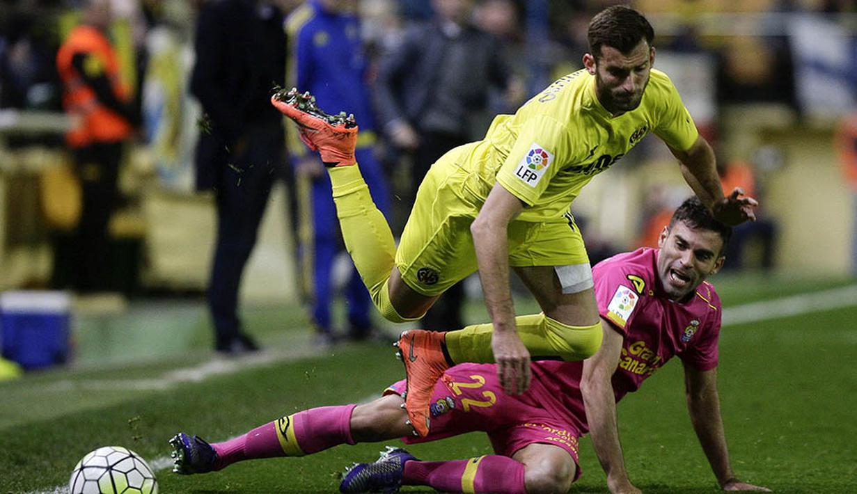 6. Striker Villareal, Leo Baptistao, berebut bola dengan bek Las Palmas, Javier Garrido, pada laga La Liga Spanyol di Stadion El Madrigal, Sabtu (5/3/2016). Villareal takluk 0-1 dari Las Palmas. (EPA/Domenech Castello)