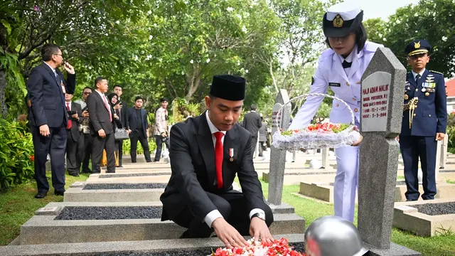 Gibran Tabur Bunga di TMP Kalibata