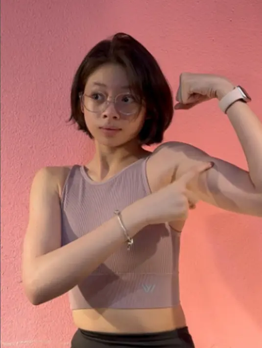 Nada memang cukup sering memperlihatkan latihan kebugaran yang dijalani. Bahkan, dirinya beberapa kali memperlihatkan bagaimana otot pada bagian lengan yang mulai terbentuk. (Liputan6.com/IG/@nada_tarina_putri)