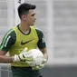 Kiper Timnas Indonesia U-22, Nadeo Argawinata, menangkap bola saat latihan di Stadion Madya, Jakarta, Selasa (15/1). Latihan ini merupakan persiapan jelang Piala AFF U-22. (Bola.com/Yoppy Renato)