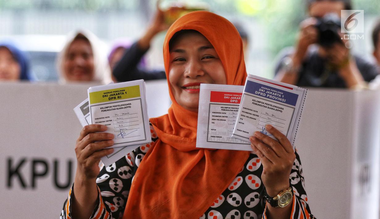 Warga menunjukkan contoh surat suara saat simulasi pemungutan dan pencoblosan surat suara Pemilu 2019 di Taman Suropati, Jakarta, Rabu (10/4). Simulasi pemungutan surat suara dilakukan untuk meminimalisir kesalahan dan kekurangan saat pencoblosan pemilu pada 17 April nanti (Liputan6.com/Johan Tallo)