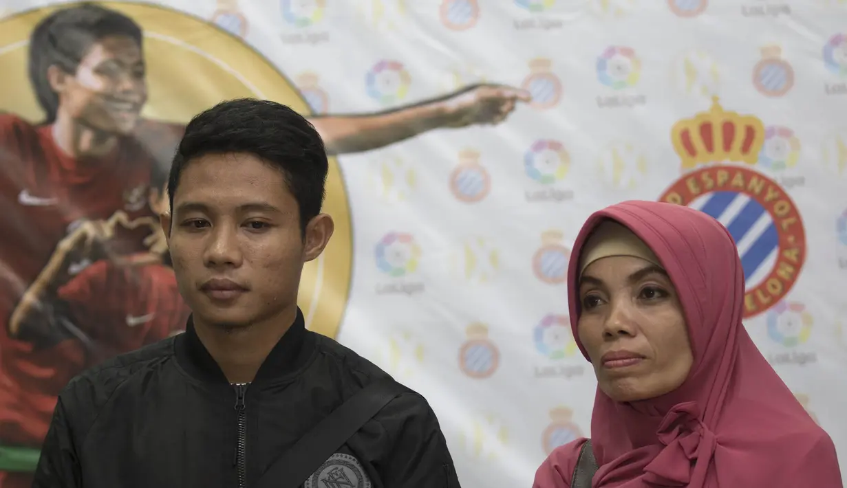 Pesepak bola Indonesia, Evan Dimas, didampingi ibunya, Ana Darmono saat jumpa pers di Kantor Kemenpora. Sang ibunda dengan setia menemani putra sulungnya yang akan merantau ke negeri matador. (Bola.com/Vitalis Yogi Trisna)