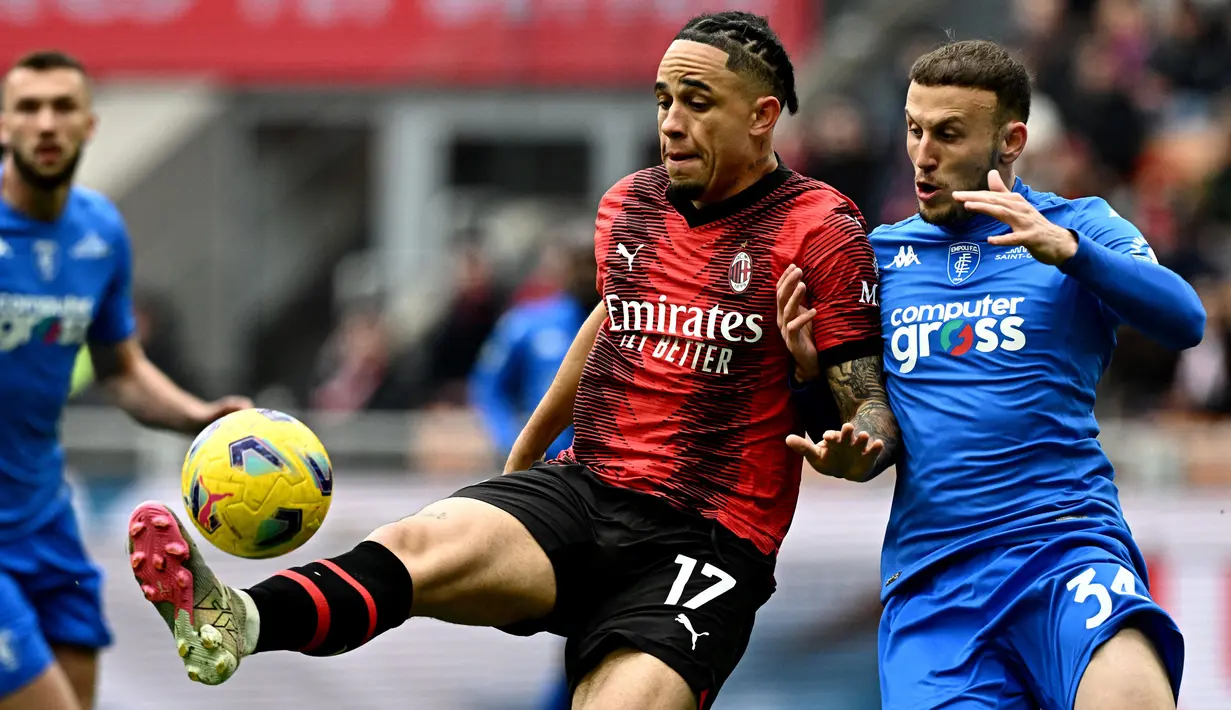 Kemenangan 1-0 atas Empoli mengangkat AC Milan ke peringkat dua klasemen sementara. (GABRIEL BOUYS/AFP)