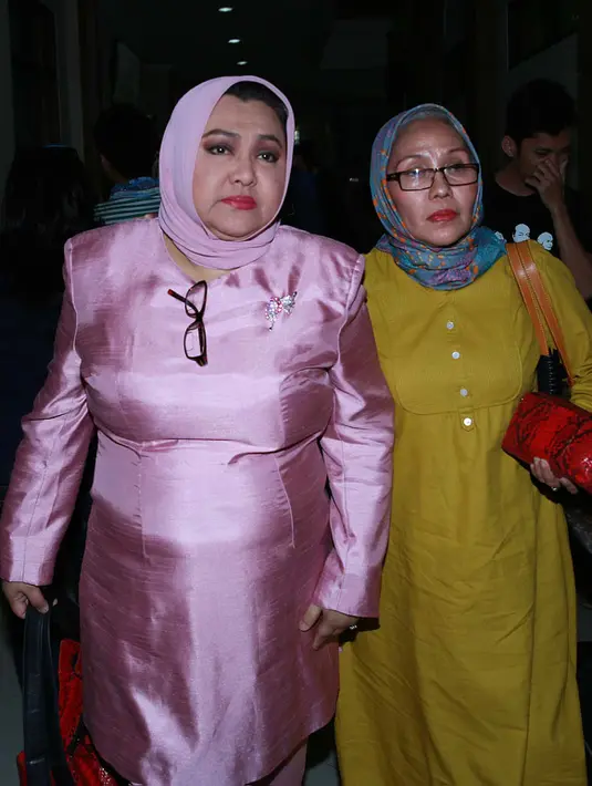 Emilia Contessa turut hadir dalam sidang perceraian putrinya. Ia merasa tak nyaman ketika harus menerima kenyataan rumah tangga anaknya akan berakhir. Namun penyanyi senior ini hanya bisa tegar mendukung anaknya. (Deki Prayoga/Bintang.com)