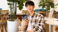 Penampilan aktor kelahiran 1 April 1988 ini hanya dengan memadukan kaos putih polos dengan kemeja motif kotak-kotak juga tak lepas dari sorotan netizen. Gaya santainya ini pun tetap membuatnya terlihat stylish dengan lengan kemeja yang dilipat. (Liputan6.com/IG/@holyhaein)