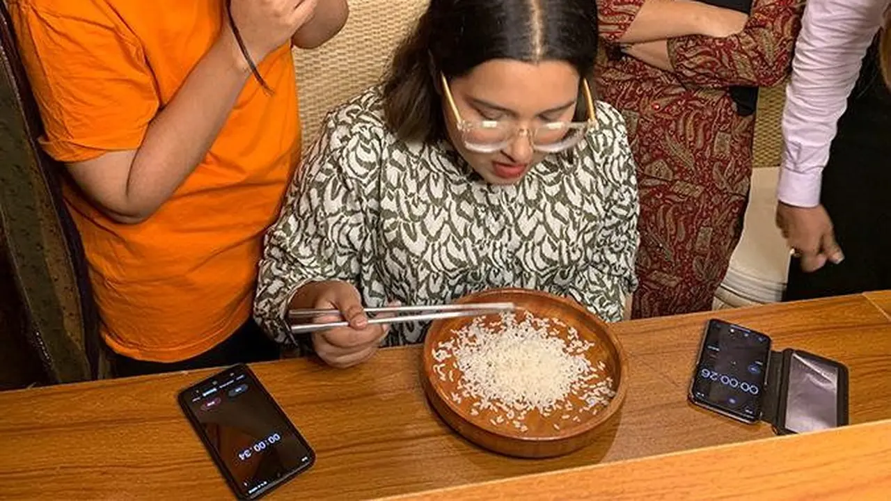 Rekor Dunia Makan Nasi