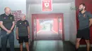 Legenda Liverpool, Gary McAllister, Roy Evans, dan Patrik Berger, berfoto pada LFC World Tour Jakarta di Mal Taman Angrek, Jakarta (08/03/2018). Kegiatan tersebut untuk membawa Liverpool lebih dekat kepada fans. (Bola.com/Nick Hanoatubun)