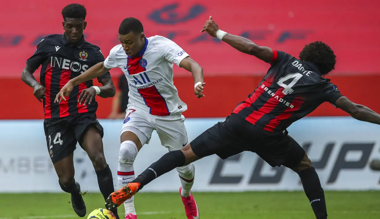 Pemain Paris Saint-Germain Kylian Mbappe (tengah) dihalau pemain Nice Dante pada pertandingan League One di Stadion Allianz Riviera, Nice, Perancis, Minggu (20/9/2020). Paris Saint-Germain berhasil mengalahkan Nice 3-0. (AP Photo/Daniel Cole)