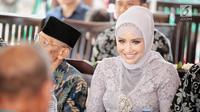 Aktris Shinta Bachir dalam acara lamaran di kawasan Bambu Apus, Jakarta, Sabtu (8/9). Shinta Bachir resmi dilamar oleh Idham Masse yang  merupakan anggota DPRD Sidrap  juga politikus Partai Golkar. (Liputan6.com/Faizal Fanani)