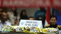 Barang bukti sabu seberat 10Kg ditampilkan saat rilis kasus narkotika jenis 4-CMC dan sabu di Jakarta, Kamis (2/2). Narkotika turunan jenis katinone itu diketahui dikirim dari China melalui perusahaan jasa pengiriman. (Liputan6.com/Immanuel Antonius)