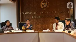Ketua MPR Bambang Soesatyo (kedua kiri) saat menggelar pertemuan dengan Kepala BPIP Yudian Wahyudi (kedua kanan) di Ruang Ketua MPR, Kompleks Parlemen, Jakarta, Selasa (10/3/2020). Pertemuan tertutup tersebut membahas kerja sama antara MPR dengan BPIP. (Liputan6.com/Johan Tallo)