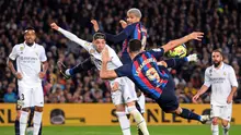Pemain Barcelona, Robert Lewandowski berusaha mencetak gol ke gawang Real Madrid pada laga pekan ke-26 Liga Spanyol 2022/2023 di Camp Nou, Barcelona, Senin (20/03/2023). Blaugrana menang dengan skor 2-1 pada pertandingan yang bertajuk El Classico tersebut. (AFP/Lluis Gene)