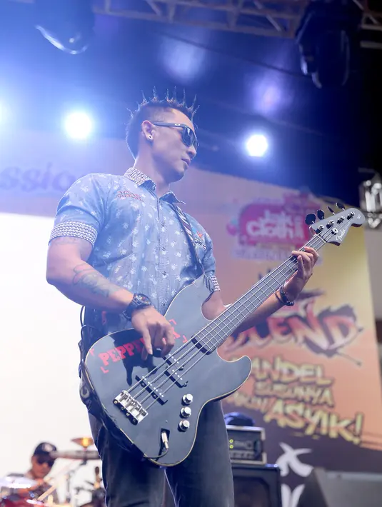 Kemeja motif dan kaca mata hitam menjadi tampilan andalan Tipe-X di acara yang digelar di Gelora Bung Karno, Senayan, Jakarta ini. Penampilan Tipe-X membuat Minggu sore semakin bersemangat. (Andy Masela/Bintang.com)