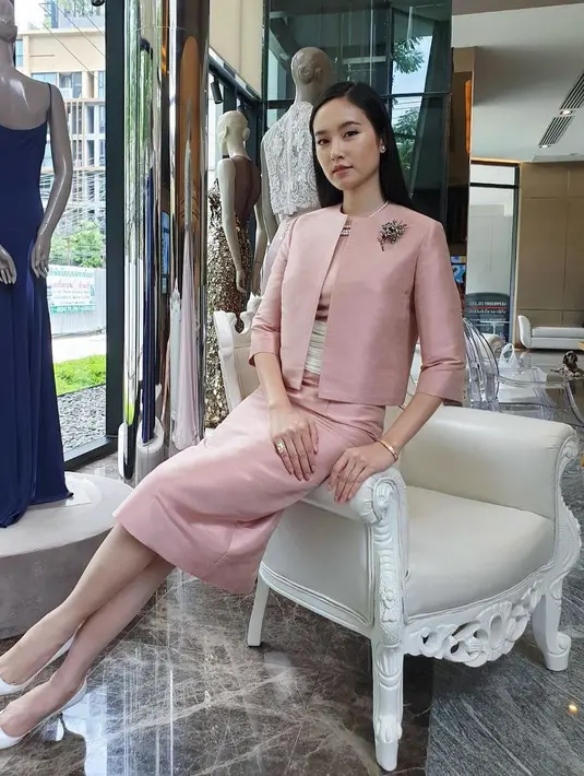 Nong Poy memancarkan pesona mahal dan berkelas saat mengenakan cropped blazer dan pencil skirt serba pink pastelnya. Dipermanis dengan bros sebagai aksesori. [@poydtreechada]