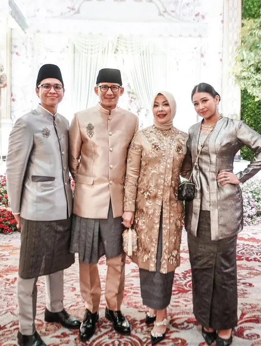 Sebagai om dan tante dari Athina, tentu Sandiaga Uno dan Nur Asia turut hadir mengenakan seragam tradisional keluarga nuansa gold yang serasi. [@sandiuno].