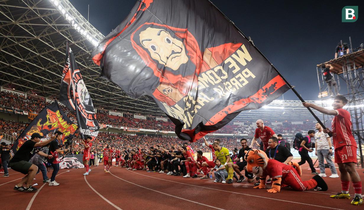 Pemain dan pendukung Persija Jakarta merayakan kemenangan 5-0 atas PSS Sleman saat laga terakhir BRI Liga 1 2022/2023 di Stadion Utama Gelora Bung Karno (SUGBK), Senayan, Jakarta, Sabtu (15/04/2023). (Bola.com/Bagaskara Lazuardi)