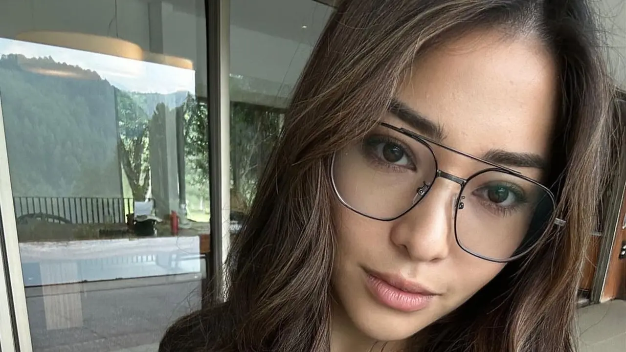 Nikita Willy pakai kacamata (Instagram/nikkitawillyofficial94)