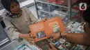Menyambut perayaan Imlek 2024, PT Pos Indonesia bersama Kementerian Komunikasi dan Informatika (Kominfo) meluncurkan Katalog Prangko Indonesia dan Prangko Seri Tahun Naga Kayu. (Liputan6.com/Angga Yuniar)