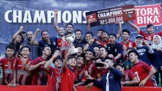Para pemain UPI foto bersama usai menjuarai Torabika Campus Cup 2017 di Gor Jati Padjajaran, Jatinangor, Kamis (28/9/2017). UPI menang adu penalti atas Unigal. (Bola.com/M Iqbal Ichsan)
