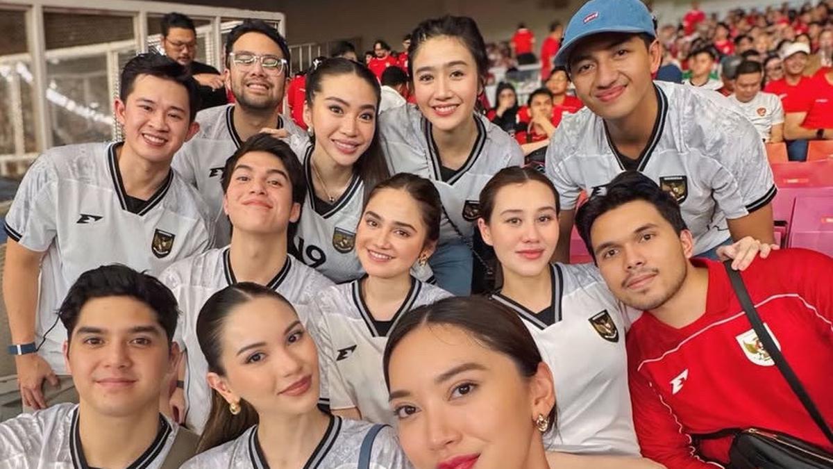 10 Gaya Selebritis Kenakan Jersey Timnas saat Menyaksikan Langsung Indonesia Kemenangan Lawan Bahrain, Syifa Hadju-BCL