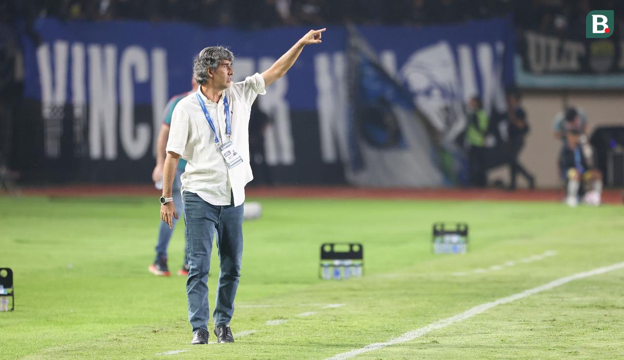 <p>Pelatih kepala Bali United, Stefano Teco Cugurra memberi instruksi kepada pemainnya saat menghadapi Persib Bandung pada laga leg kedua semifinal Championship Series BRI Liga 1 2023/2024 di Stadion Si Jalak Harupat, Soreang, Kabupaten Bandung, Sabtu (18/5/2024). (Bola.com/Abdul Aziz)</p>