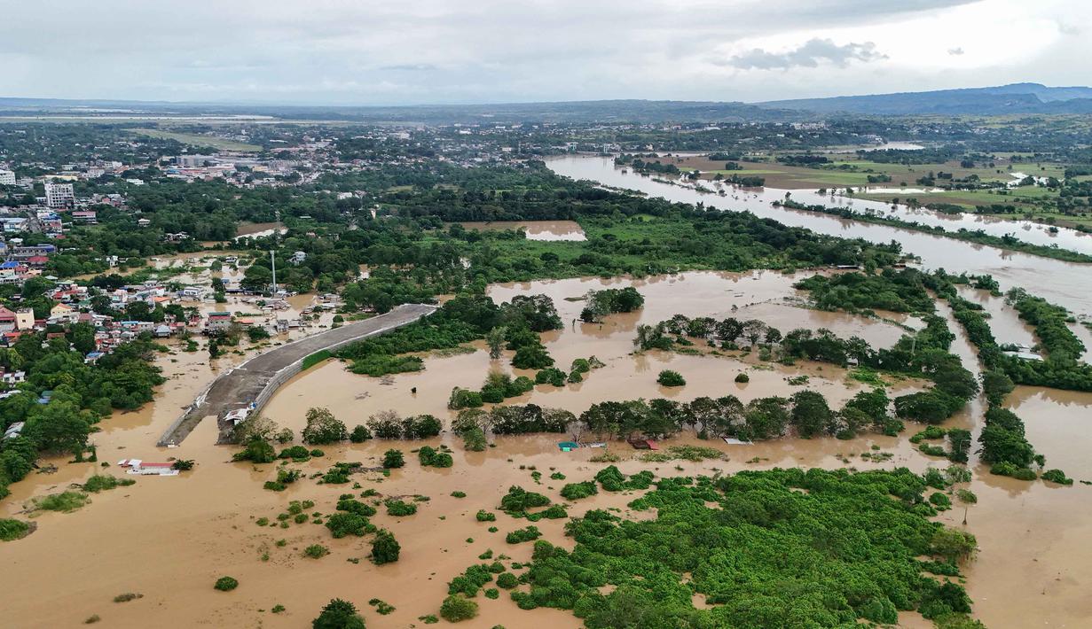 Topan Super Fung-wong, dikenal secara lokal sebagai Uwan, menerjang timur laut Filipina pada Minggu (9/11/2025) malam waktu setempat dengan membawa angin kencang dan hujan deras. Tampak foto udara menunjukkan pemandangan rumah-rumah dan sawah yang terendam banjir di Kota Tuguegarao, Provinsi Cagayan, di utara Manila pada 10 November 2025, setelah sungai meluap akibat hujan deras yang disebabkan oleh Topan Super Fung-wong. (John DIMAIN/AFP)
