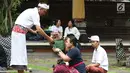 Umat Hindu melakukan prosesi sembahyang Hari Raya Nyepi di Pura Aditya Jaya, Jakarta, Kamis (7/3). Saat Hari Raya Nyepi, mereka yang merayakannya tidak melakukan aktivitas seperti biasa. (Liputan6.com/Helmi Fithriansyah)