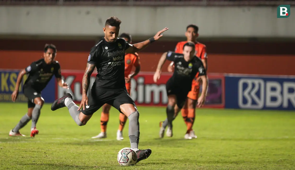Pada menit ke-51, wasit menunjuk titik putih untuk Maung Bandung. Wander Luiz yang maju sebagai eksekutor tak menyia-nyiakan peluang menambah keunggulan. Bola hasil sepakannya meluncur deras ke pojok kanan atas gawang Persiraja. (Bola.com/Bagaskara Lazuardi)