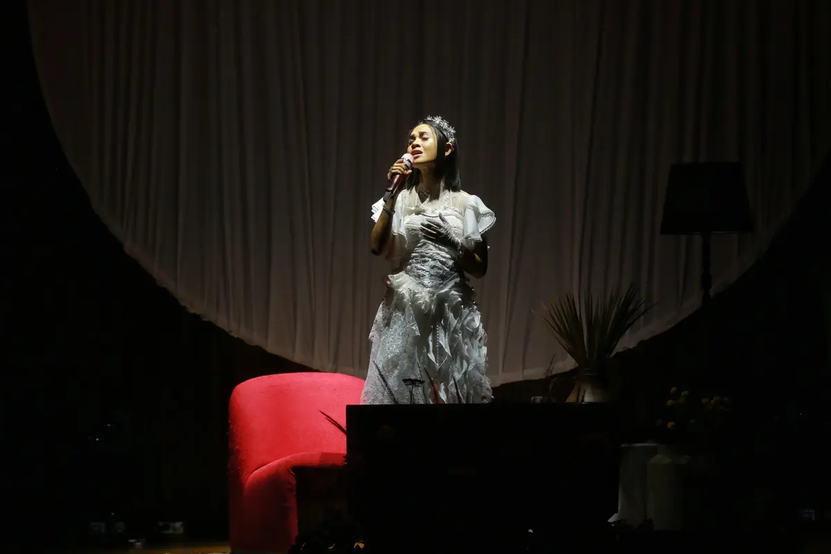Andien dalam showcase album Dan Lalu di Soehanna Hall, SCBD, Jakarta, Jumat (29/9/2023). (Foto: Adrian Putra/Fimela)