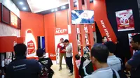 Pengunjung Jakarta Fair 2023 menyambangi booth Eneos NXP. (ist)