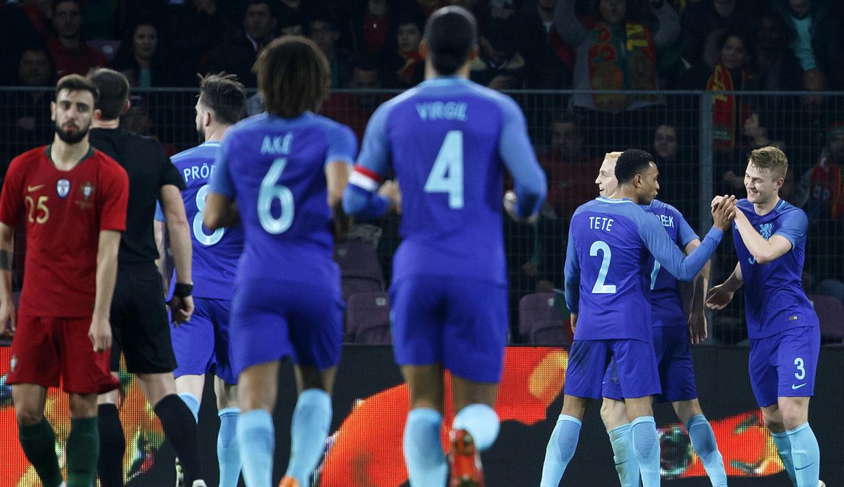Para pemain Belanda merayakan gol yang dicetak Ryan Babel ke gawang Portugal pada laga persahabatan di Stade de Geneve, Swiss, Senin (26/3/2018). Portugal kalah 0-3 dari Belanda. (AP/Salvatore Di Nolfi)