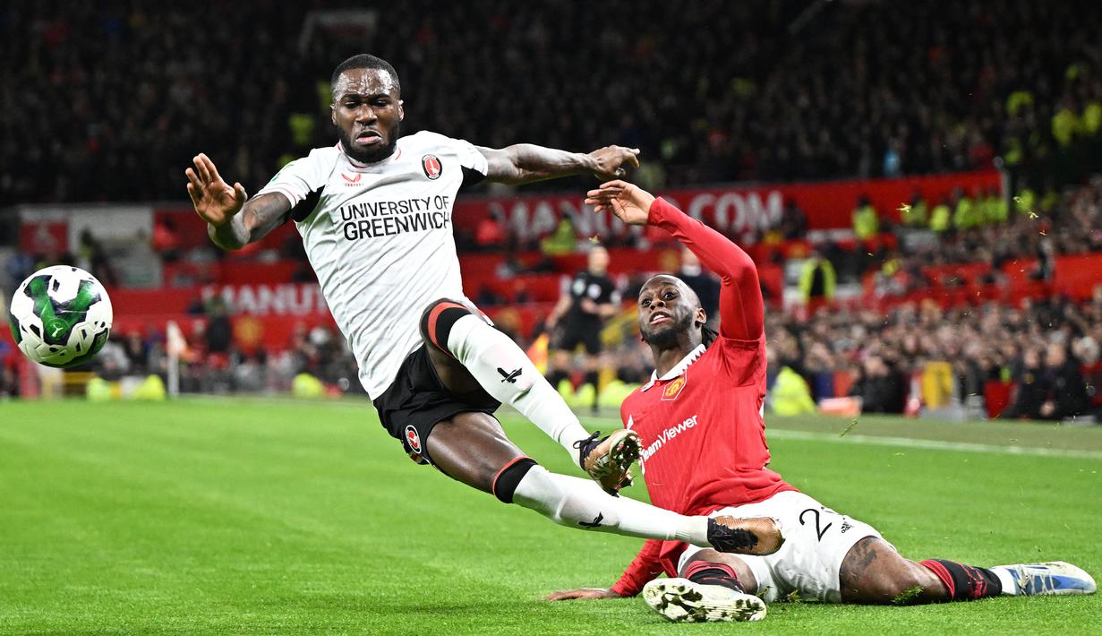 Aaron Wan-Bissaka menjadi bek lain yang rencananya akan dilepas oleh Manchester United. Ia hanya dimainkan oleh Erik Ten Hag sebanyak 7 kali dengan menyumbang satu assist pada musim ini. Namun, Wan-Bissaka berhasil tampil cemerlang saat MU sukses mengalahkan Manchester City di laga yang bertajuk Derbi Manchester tersebut. (AFP/Oli Scarff)