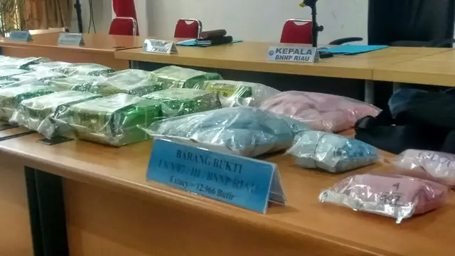 24 kilogram sabu dan 13 ribu butir pil ekstasi dari Malaysia disita sebagai barang bukti.
