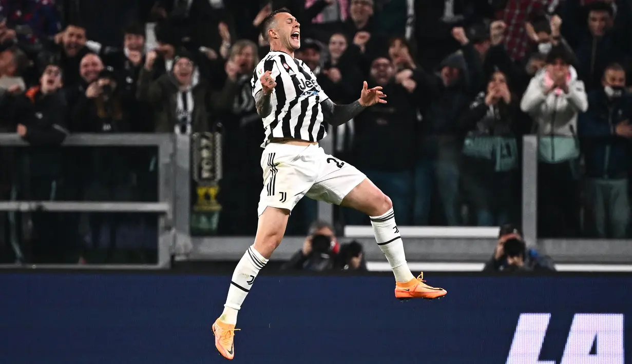 Juventus yang tampil efektif dan hanya menciptakan 3 tembakan tepat sasaran, justru mampu mengkonversi menjadi dua buah gol. Gol pertama dicetak oleh Federico Bernardeschi pada menit ke-32. (AFP/Marco Bertorello)