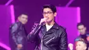 Solois muda berbakat, yang memiliki suara khas, Afgan Syahreza. Tampil menggunakan setelan jas hitam dan iringan dancer membawakan lagu berjudul 'Katakan Tidak'. (Andy Masela/Bintang.com)