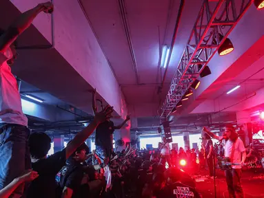 Band Kelompok Penerbang Roket saat tampil dalam acara Soundsfest Xperience 2024 di Mall Kuningan City, Jakarta, Sabtu (22/6/2024). (Liputan6.com/Angga Yuniar)