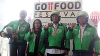 Menhub Budi Karya, Chief Corporate Affairs GOJEK Nila Marita, dan aktris Okky Asokawati memberikan salam pada acara GO-FOOD Festival di Depok, Sabtu (5/1). (Liputan6.com/HO/Ading)
