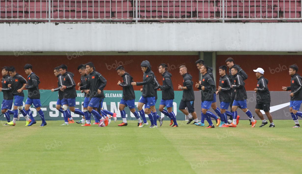 Para pemain Vietnam tengah melakukan pemanasan jelang malawan tuan rumah Indonesia pada laga uji coba di Stadion Maguwoharjo, Sleman, Yogyakarta, Sabtu (08/10/2016). (Bola.com/Nicklas Hanoatubun)