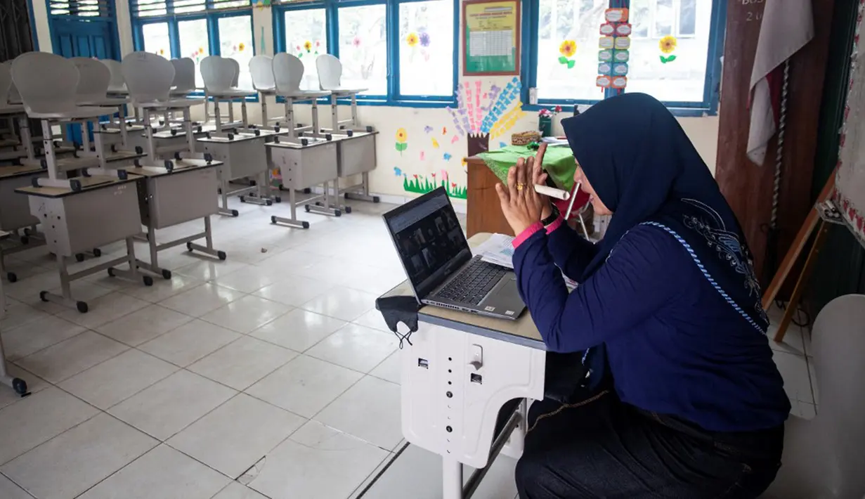 Surat Edaran Disdik ini dikeluarkan bertujuan untuk mengantisipasi dampak kebakaran hutan dan lahan (karhutla) khususnya kabut asap yang dapat membahayakan peserta didik. (Al ZULKIFLI/AFP)