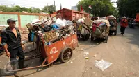 Pekerja menanti waktu pembongkaran sampah di Tempat Pembuangan Sampah Sementara Kalibata, Jakarta, Rabu (4/11/2015). Sejak Senin (2/11) lalu, sampah-sampah yang ada di TPSS Kalibata belum sepenuhnya terangkut. (Liputan6.com/Helmi Fithriansyah)