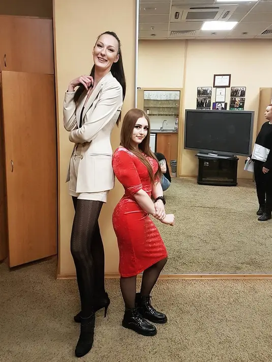 Model asal Rusia, Ekaterina Lisina berpose saat berfoto bersama seorang wanita. Ekaterina Lisina, juga memecahkan Guinness World Record sebagai model profesional wanita tertinggi dengan tinggi 6 kaki 8,77 inci. (Instagram/ekaterina_lisina15)