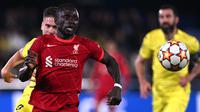 Striker Liverpool, Sadio Mane mengejar bola saat menghadapi Villarreal pada laga leg kedua semifinal Liga Champions 2021/2022 di La Ceramica Stadium, Villarreal (3/5/2022). Sadio Mane didatangkan Southampton pada awal musim 2014/2015 dari RB Salzburg. Setelah 2 musim dan tampil dalam 75 laga di semua ajang dengan torehan 25 gol dan 14 assist, ia dilepas ke Liverpool dengan nilai transfer 41,2 juta euro pada awal musim 2016/2017 dan bertahan hingga akhir musim 2022/2023. (AFP/Paul Ellis)