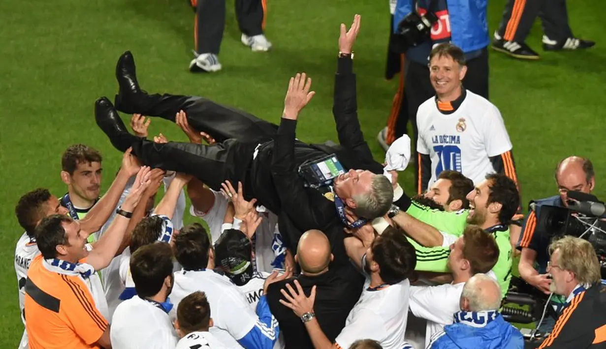 Para pemain Madrid meluapkan kegembiraan mereka dengan mengangkat Pelatih Carlo Ancelotti ke udara di Estadio da Luz, Lisbon, Portugal, Minggu (25/5/2014) dinihari WIB (AFP PHOTO/FRANCISCO LEONG)