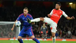 Francis Coquelin (kanan) semakin sering menjadi pilihan utama Arsene Wenger berkat penampilannya. Namun, pelatih Timnas Prancis, Didier Deschamps, belum tertarik memanggil gelandang bertahan berusia 24 tahun ini. (AFP/Glyn Kirk)