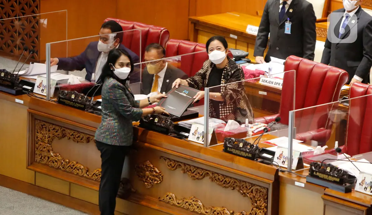 Menteri PPPA, I Gusti Ayu Bintang Darmawati menyerahkan laporan tanggapan pemerintah kepada Ketua DPR Puan Maharani mengenai pengesahan RUU TPKS dalam rapat paripurna ke-19 masa persidangan IV di Kompleks Parlemen MPR/DPR-DPD, Jakarta, Selasa (12/4/2022). (Liputan6.com/Angga Yuniar)