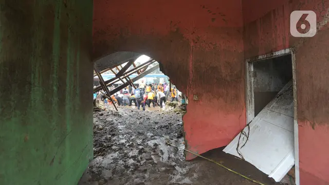 FOTO: Tim SAR Bersihkan Material Longsor Usai Banjir Bandang Sukabumi