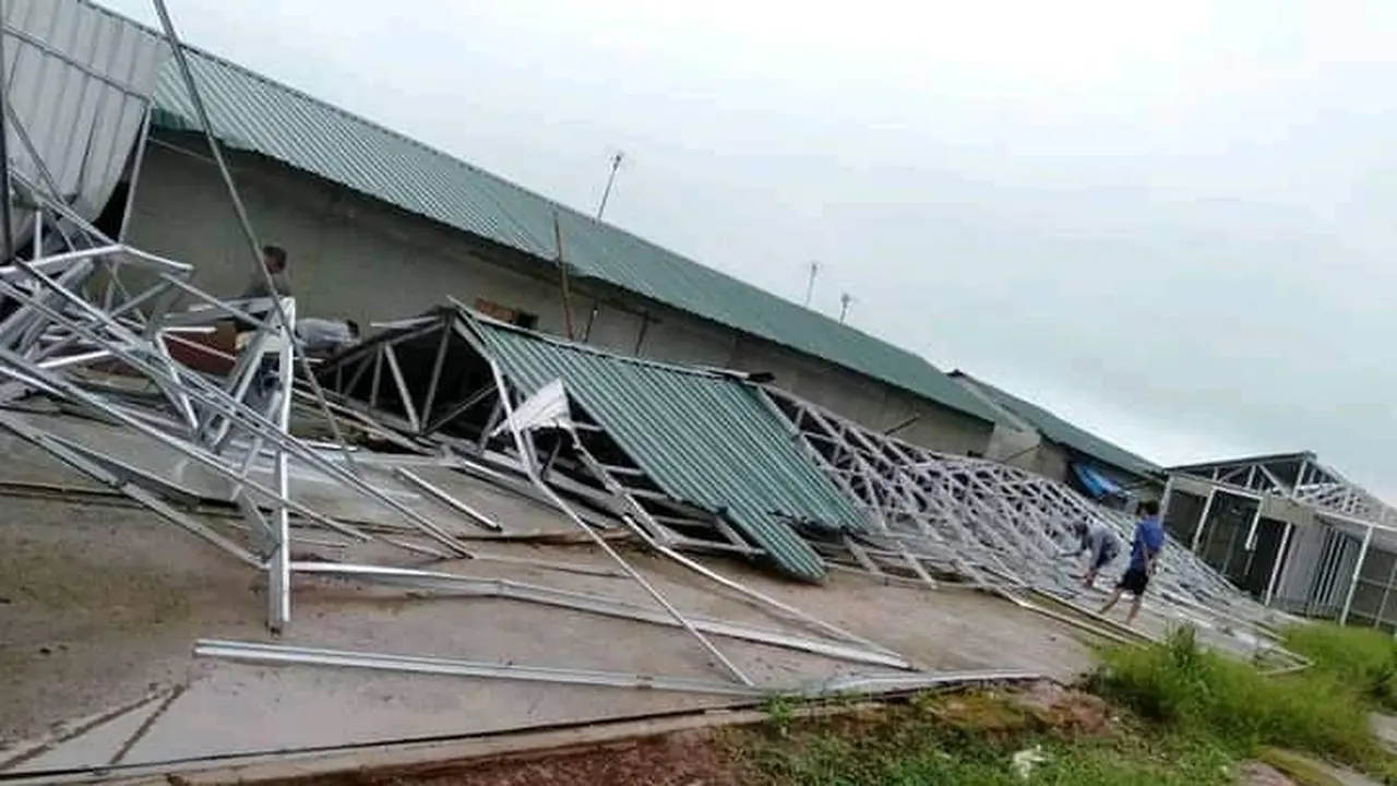 Hunian sementara korban banjir bandang dan longsor di Pasirmadang, Sukajaya, Kabupaten Bogor, ambruk diterjang angin kencang