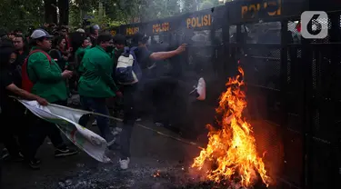 Sejumlah mahasiswa dari berbagai perguruan tinggi berusaha menembus barikade polisi saat berunjuk rasa di Gerbang Pancasila Parlemen, Jakarta, Kamis (22/8/2024). (Liputan6.com/Herman Zakharia)