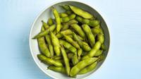 Edamame rebus di dalam sebuah mangkok (Foto Dok: Freepik/freepik).
