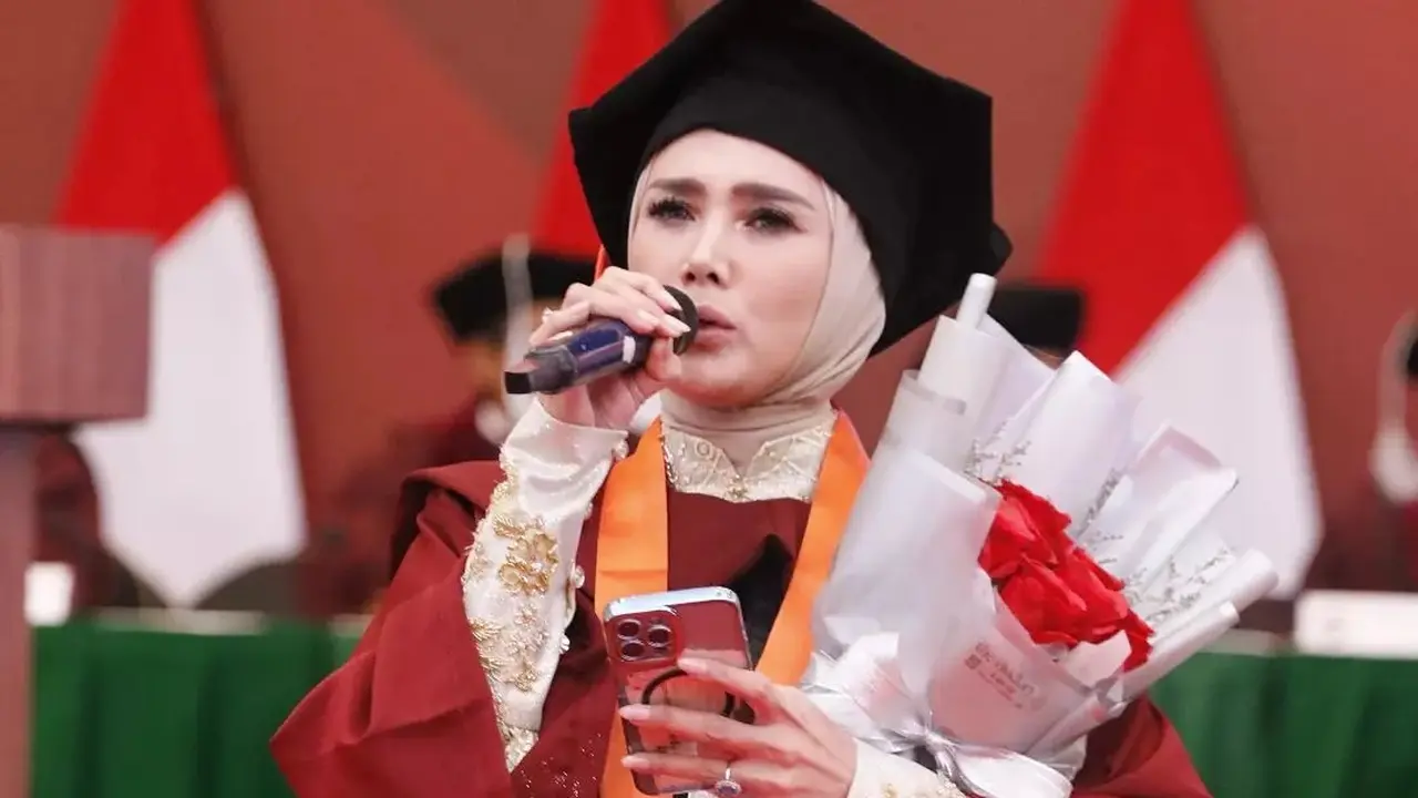 Wisuda Mulan Jameela